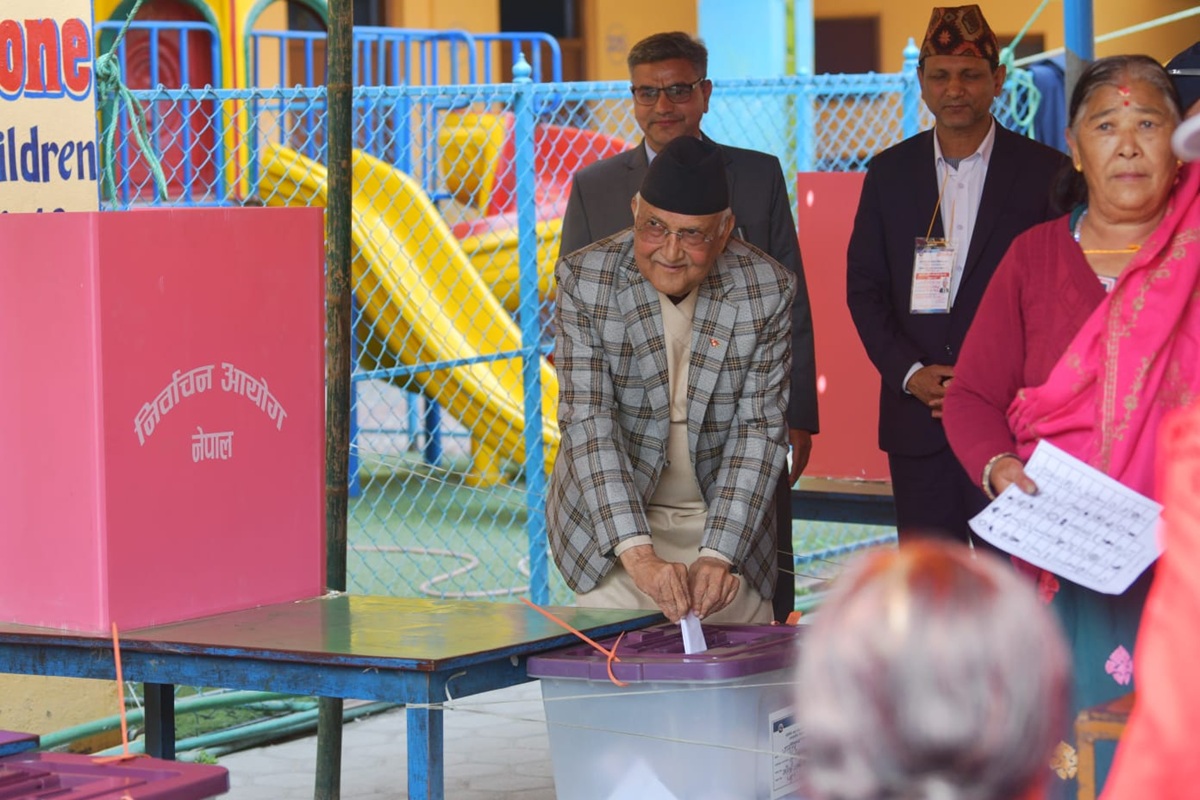 एमाले अध्यक्ष ओलीले गरे मतदान