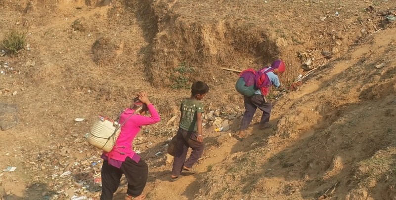 खानेपानी समस्या : खोलाकै पानी पिउँछन् स्थानीय