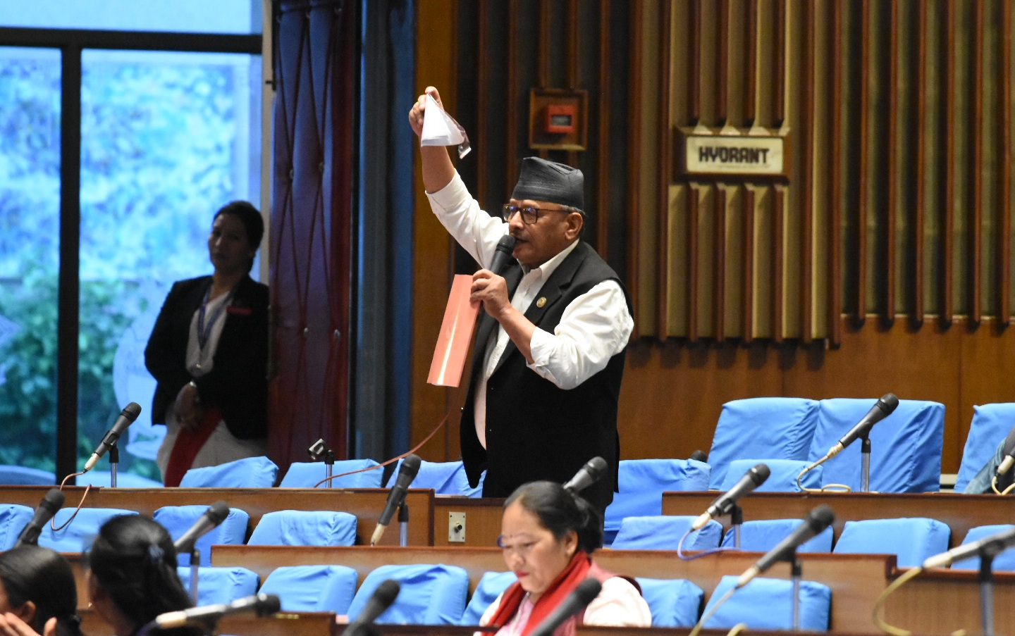 सांसद थापाले संसदमा च्याते बजेट पुस्तिका