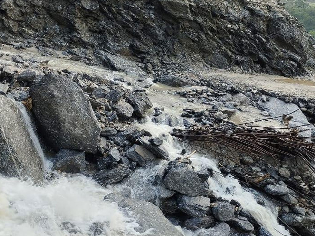 कोशी राजमार्गको भोटखोला खण्ड अवरुद्ध
