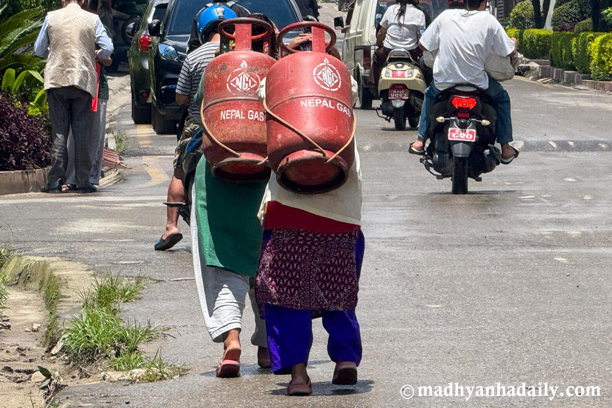 बजारमा ग्यास अभाव, लाइनमा उपभोक्ता (तस्बिरहरू)