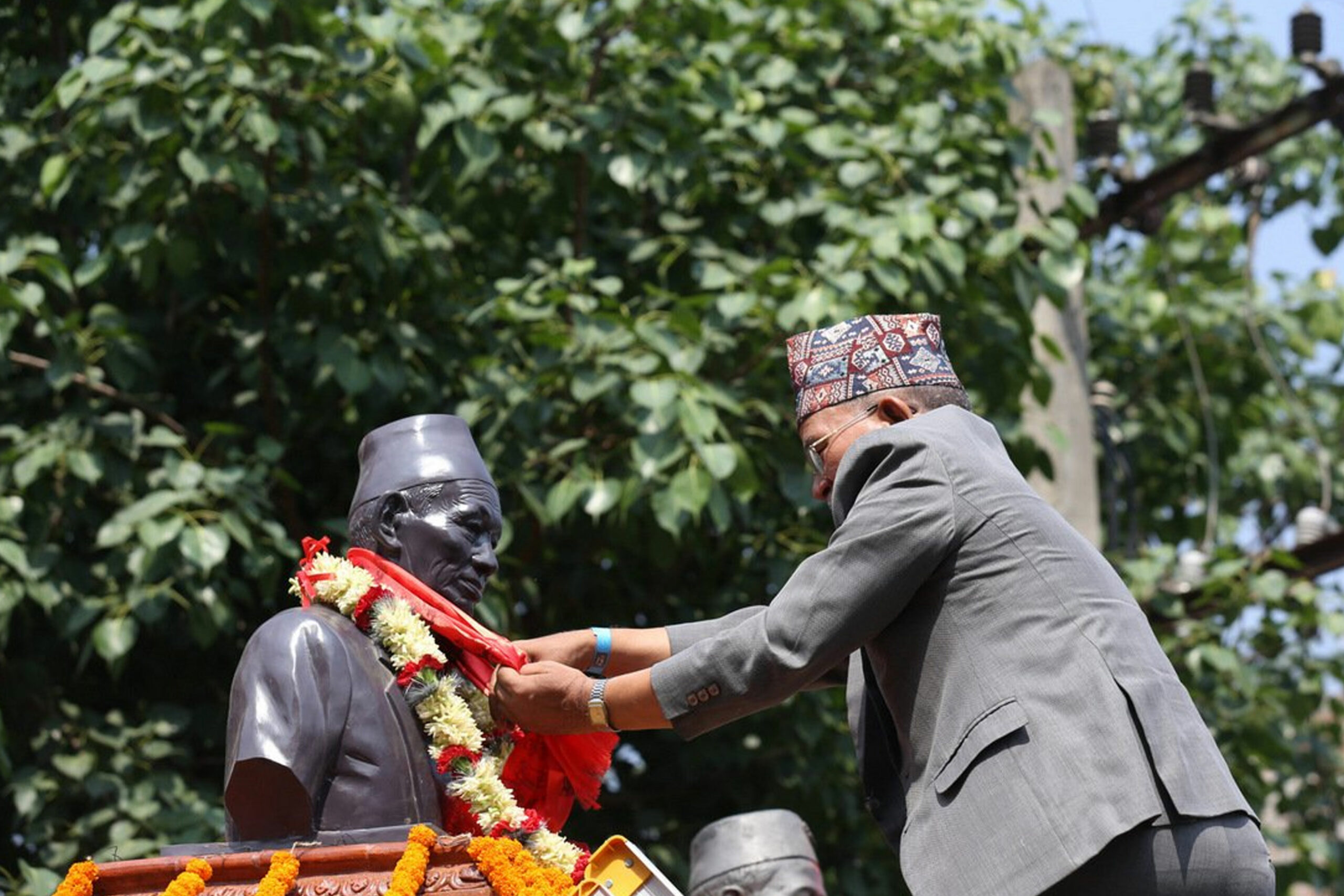सत्यमोहन जोशीको अर्धकदको शालिक अनावरण 