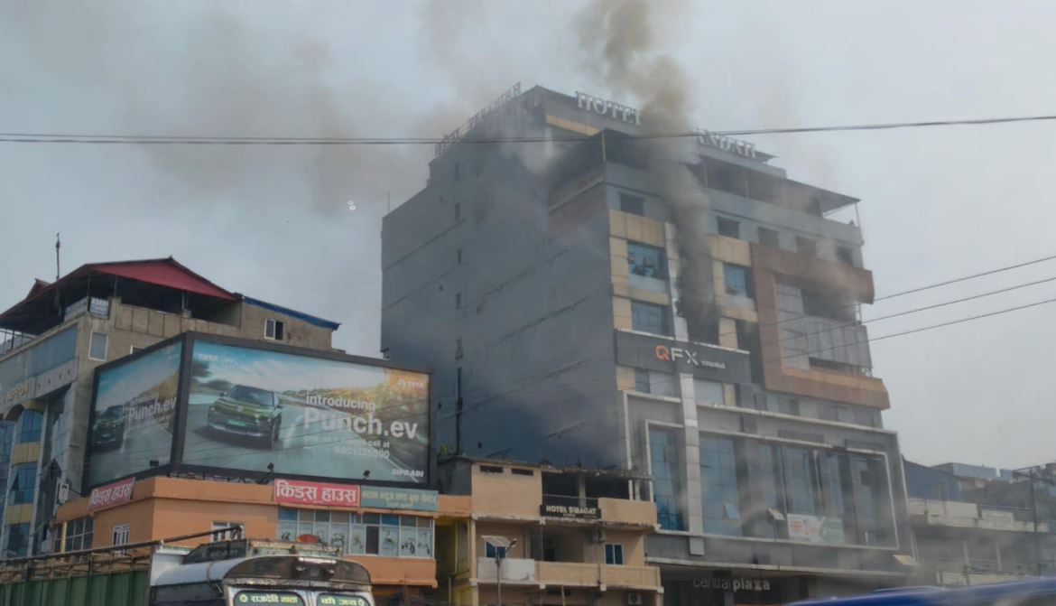 इटहरीको सेन्टर प्लाजामा आगलागी, ७ जनाको उद्धार 