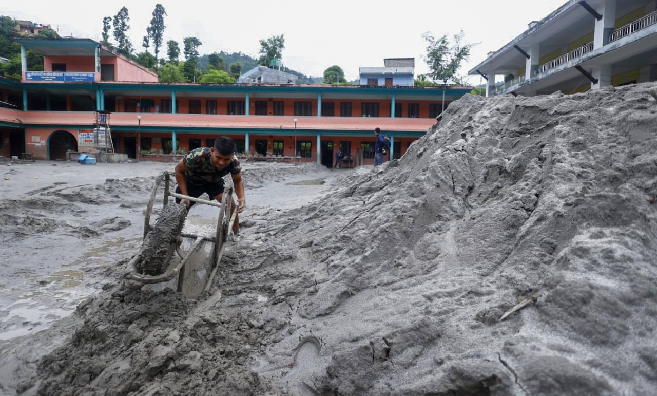 भोटेकोशी बाढी : १८ विद्यालयमा क्षति