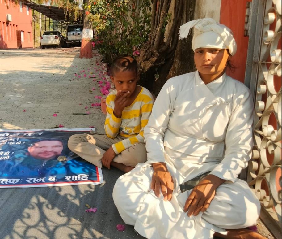 न्यायालयकै गेटमा धर्ना र आत्मदाहको प्रयास