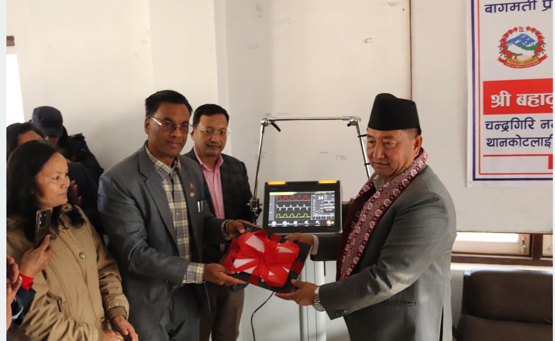 मुख्यमन्त्री लामाद्वारा चन्द्रागिरि नगर अस्पताललाई ‘भेन्टिलेटर’ हस्तान्तरण