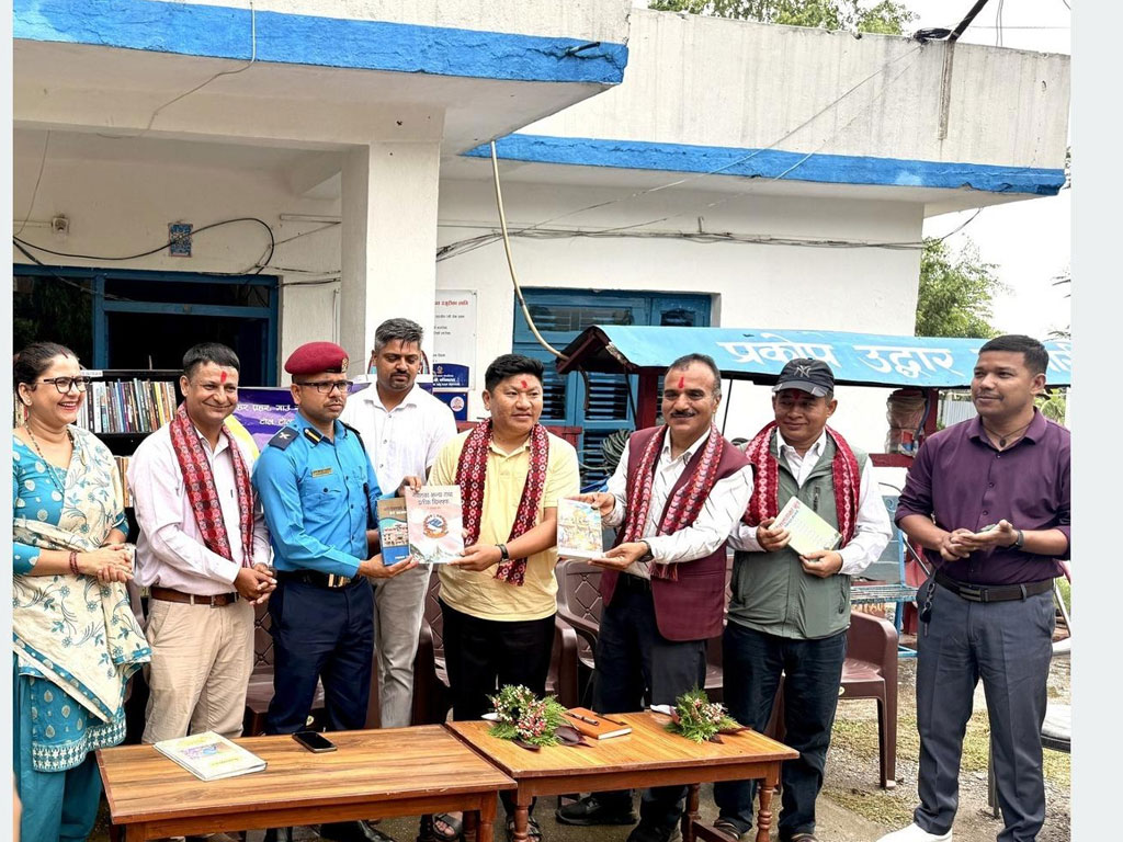 इलाका प्रहरी कार्यालयलाई पुस्तक सहयोग