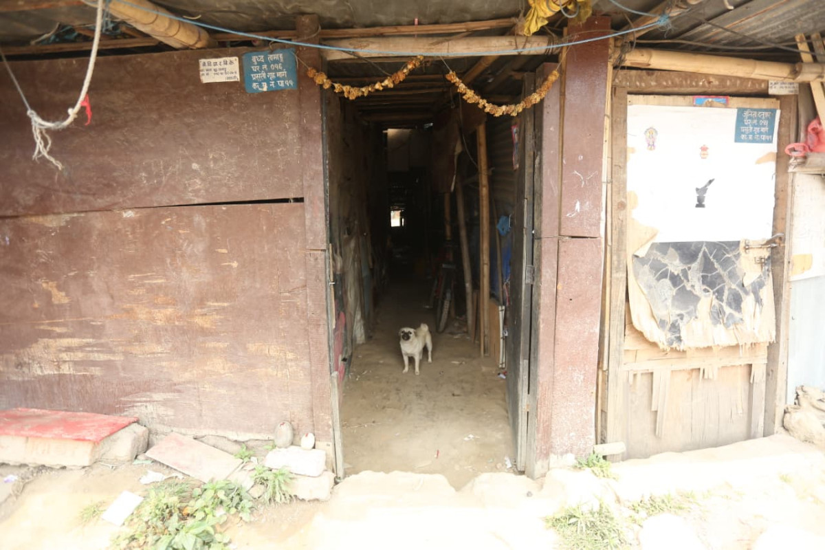 थापाथलीमा आँसु र अनिश्चितताको बिदाइ : बस्ती खाली गरिँदै (तस्बिरहरू)