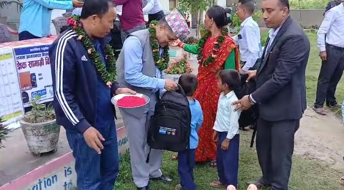 विद्यार्थीलाई स्टेस्नरीसहितको झोला वितरण