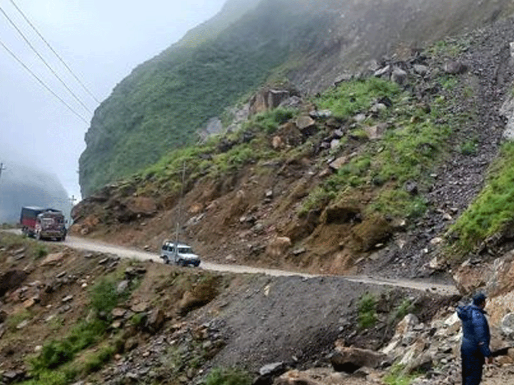 कालिकोटमा कर्णाली करिडोर र कालिकोट-जुम्ला सडकमा सवारी आवागमन बन्द