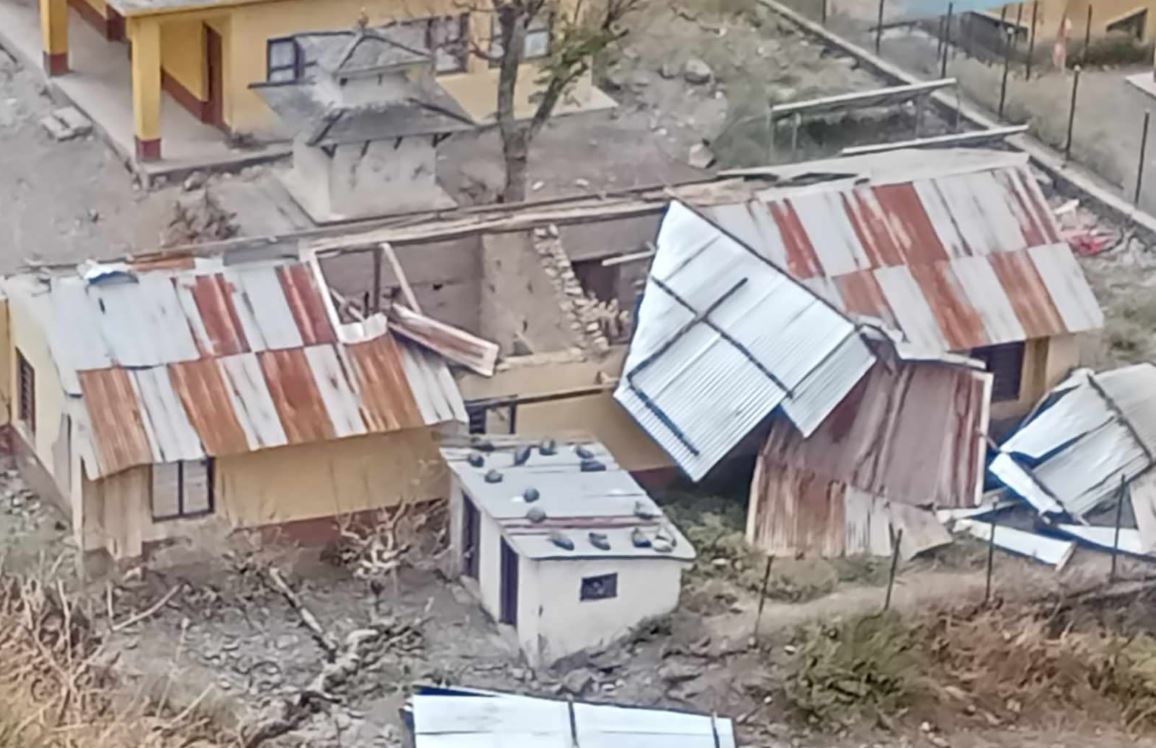 हावाहुरीले विद्यालयको छाना उडाउँदा ६ लाख बराबरको क्षति