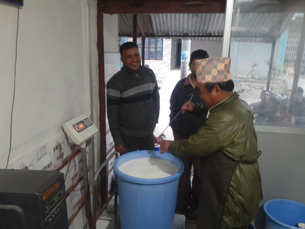 दूध बेचेर मासिक दुई लाख कमाइ !