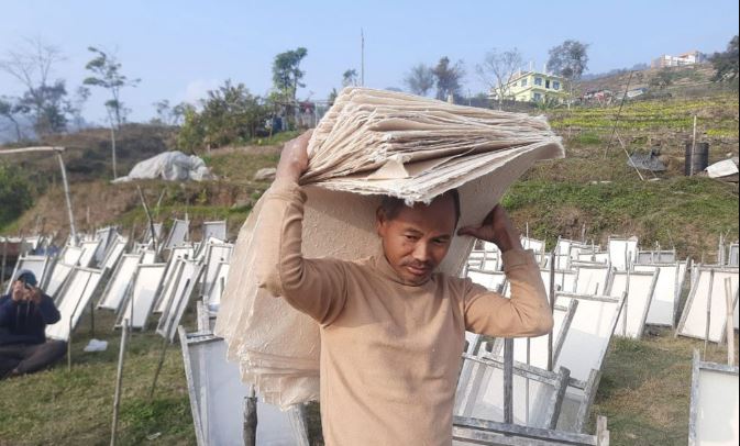 कागज उद्योगमा रमाउँदै पासाङ, वार्षिक कमाउँछन् २० लाख