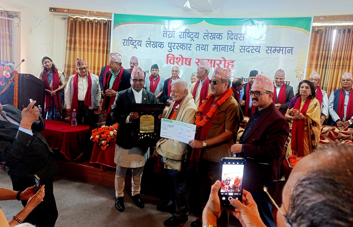 आख्यानकार ध्रुवचन्द्र गौतमलाई ‘राष्ट्रिय लेखक पुरस्कार’ प्रदान