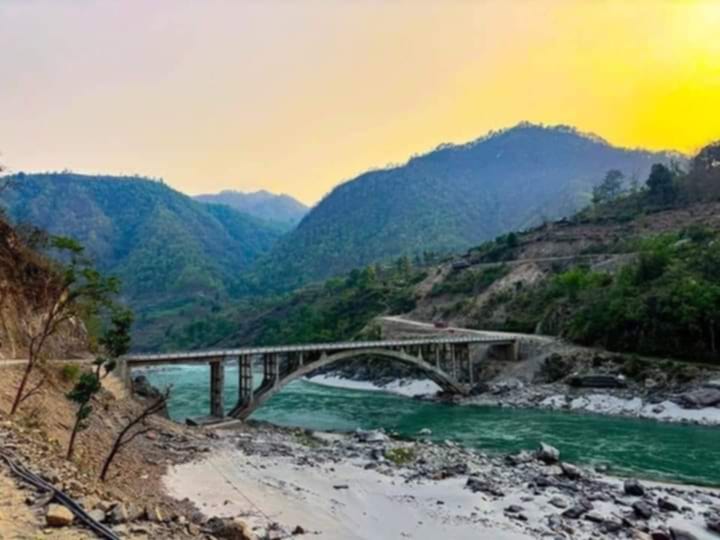 डुबानसँगै ग्रामीण सडक अवरुद्ध, उदयपुर र खोटाङ जोड्ने पक्की पुल बगायो