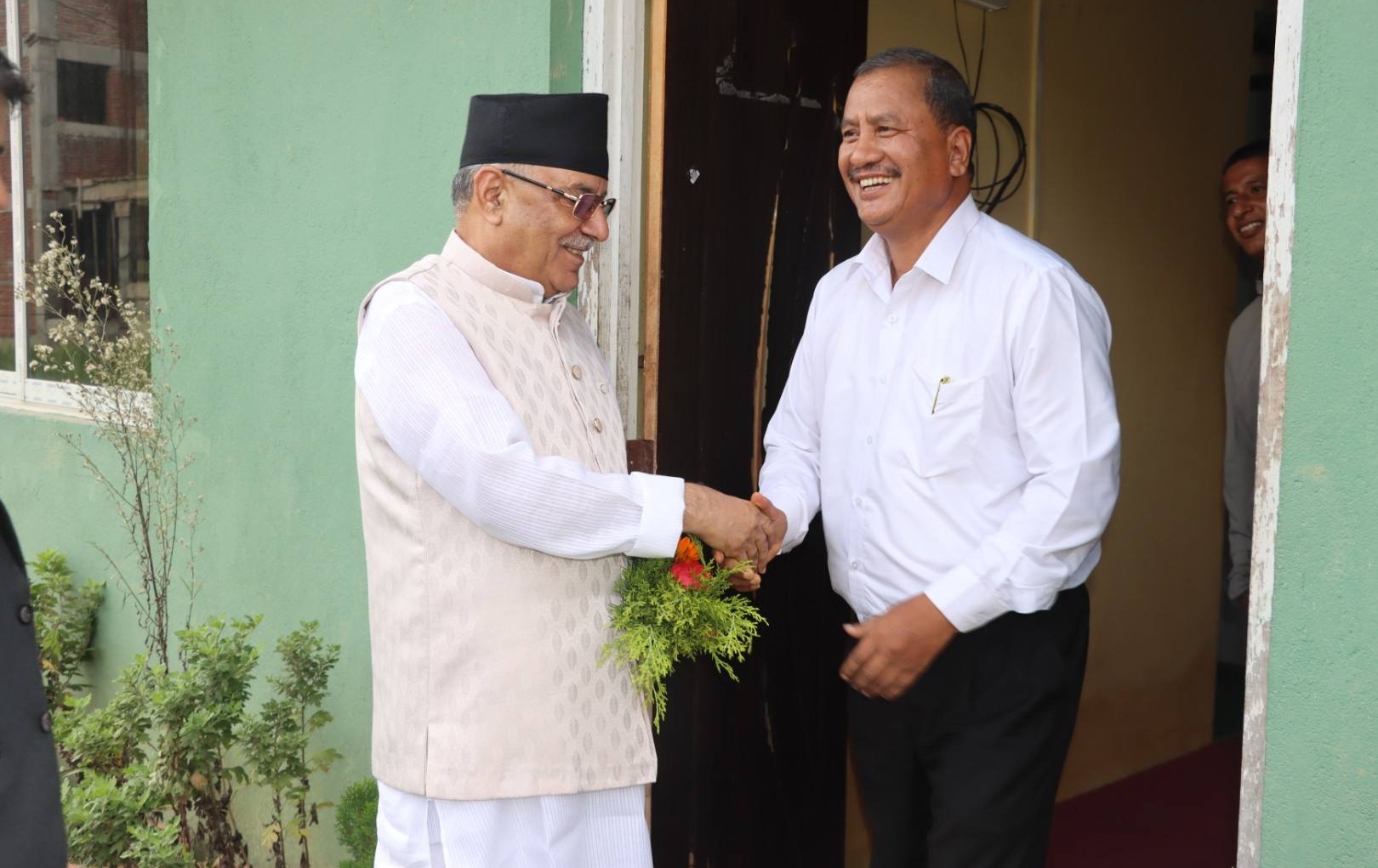 विप्लव फकाउँदै प्रचण्ड
