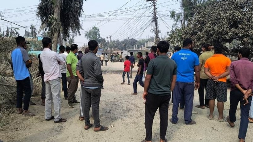 सडक निर्माणको माग गर्दै सडक बन्द