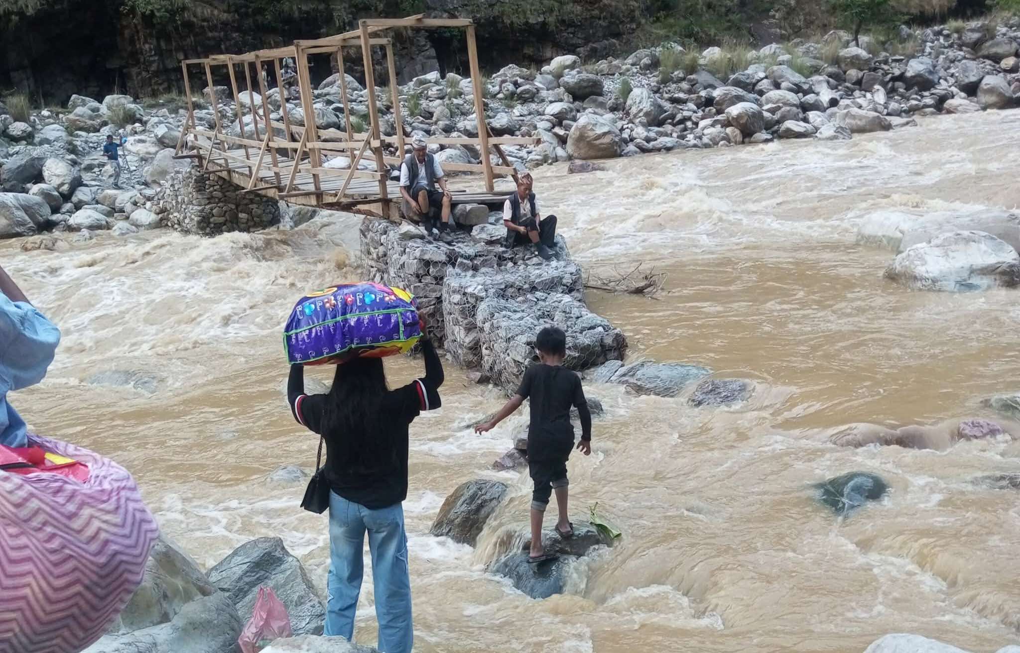 सडक र पुल नहुँदा जोखिमपूर्ण यात्रा गर्न बाध्य