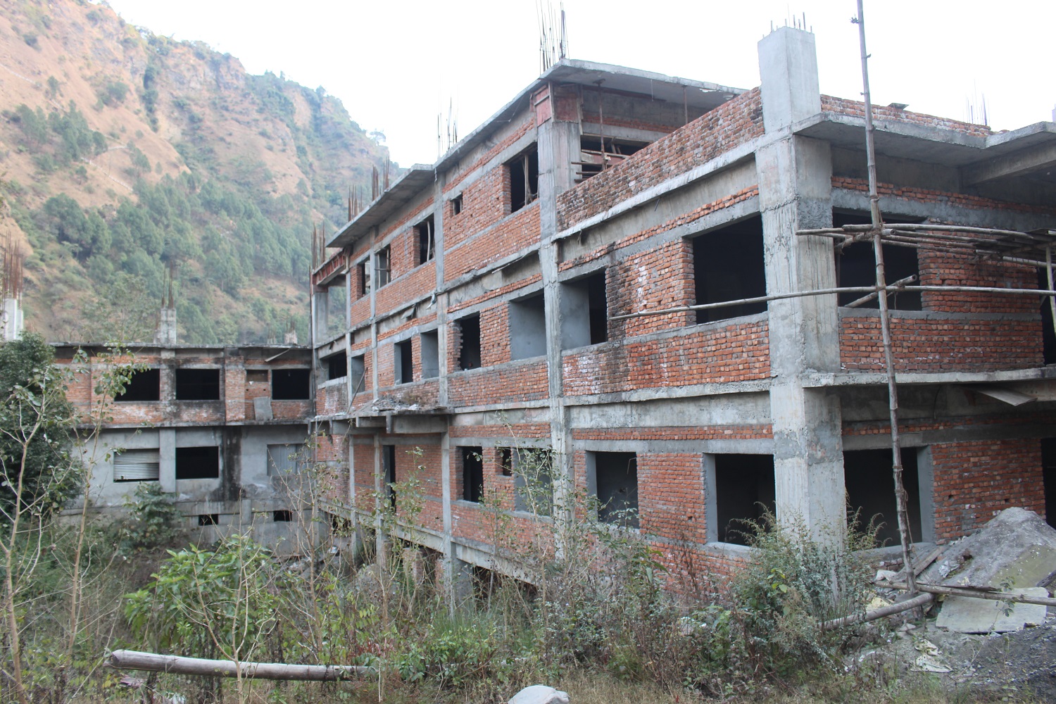 आठ वर्षमा पनि बनेन् बेनी अस्पतालको भवन