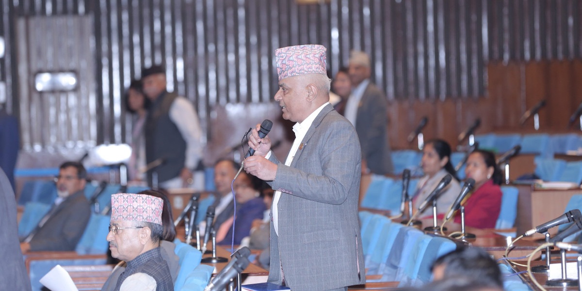 रास्वपाका सांसदहरूले निलो स्कार्फ लगाएर नाराबाजी गरेपछि कांग्रेसको नियमापत्ति, बैठक आधा घण्टाका लागि स्थगित