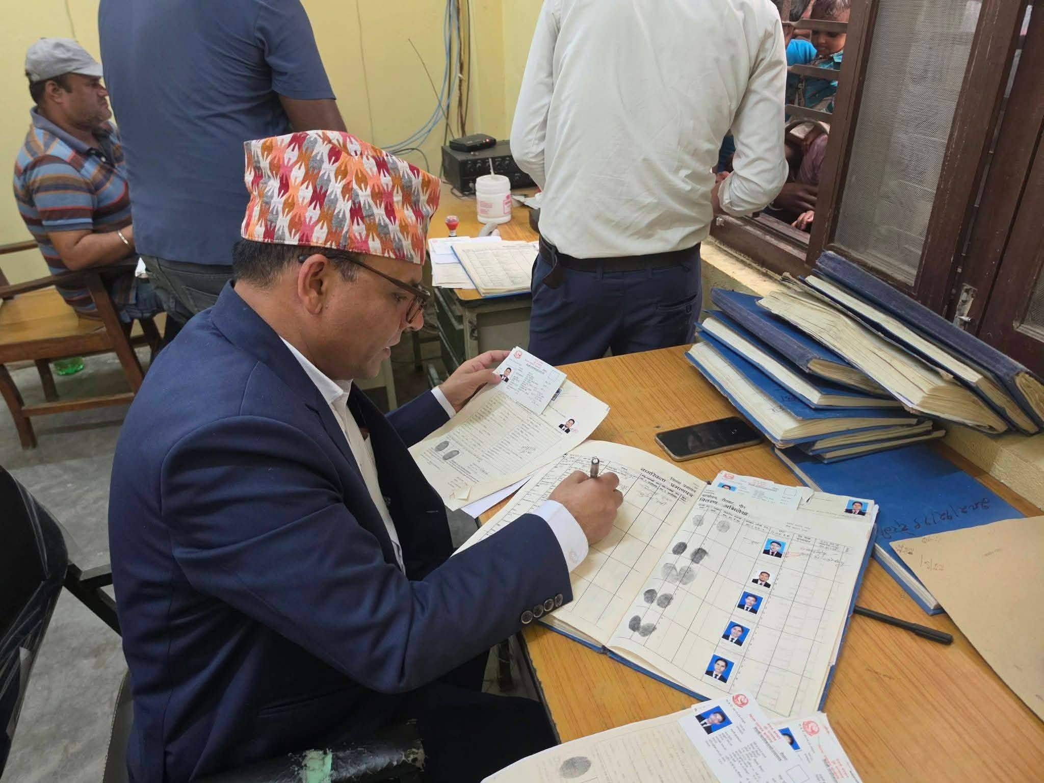 प्रजिअ भुसाल स्वयं नागरिकता फाँटमा, सेवाग्राहीको भिड व्यवस्थापनमा सक्रिय
