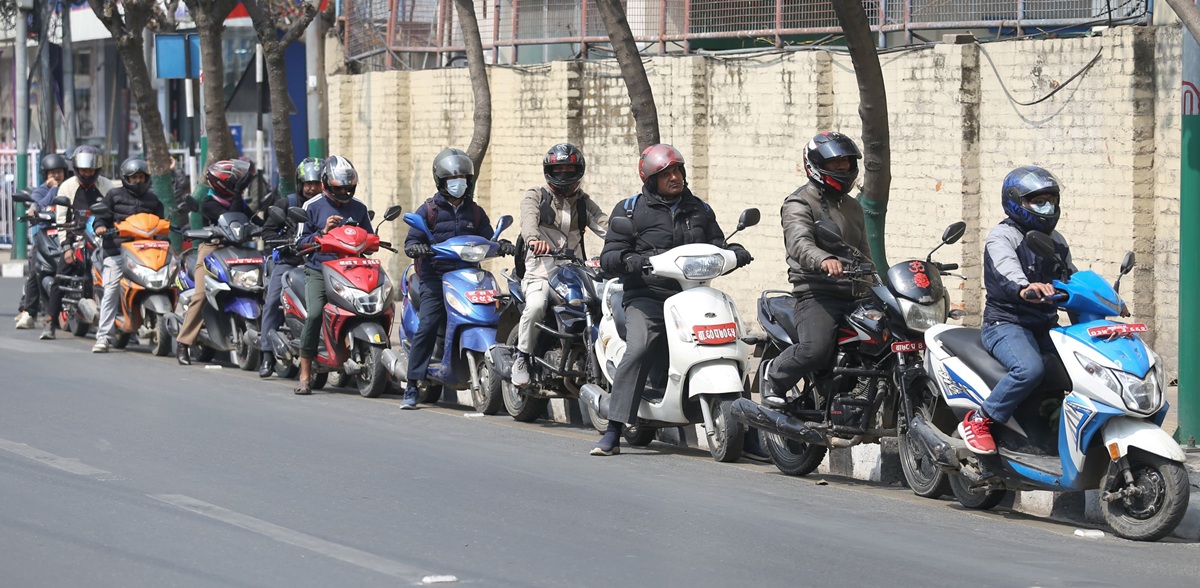 मध्यपूर्व युद्ध असर : चुनावको मुखमा पेट्रोल र ग्यासको अभाव, आत्तिए उपभोक्ता