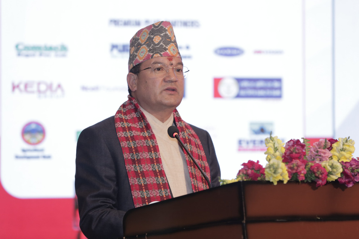 वन डढेलो नियन्त्रणका लागि अत्याधुनिक उपकरणको अभाव छः मन्त्री ठकुरी