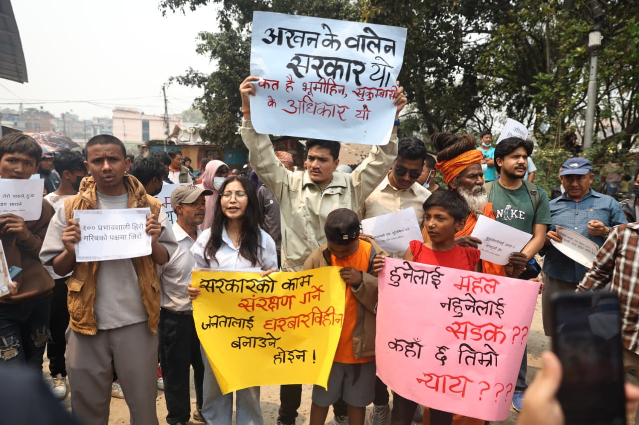 सुकुमवासी बस्तीमा सरकारविरुद्ध प्रदर्शन