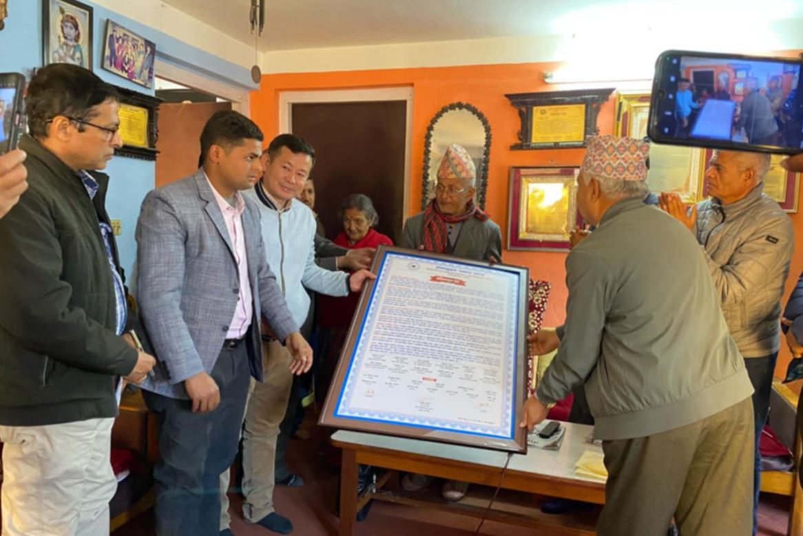 ओखलढुंगा पत्रकार समाजद्वारा वरिष्ठ पत्रकार दाहाललाई अभिनन्दन