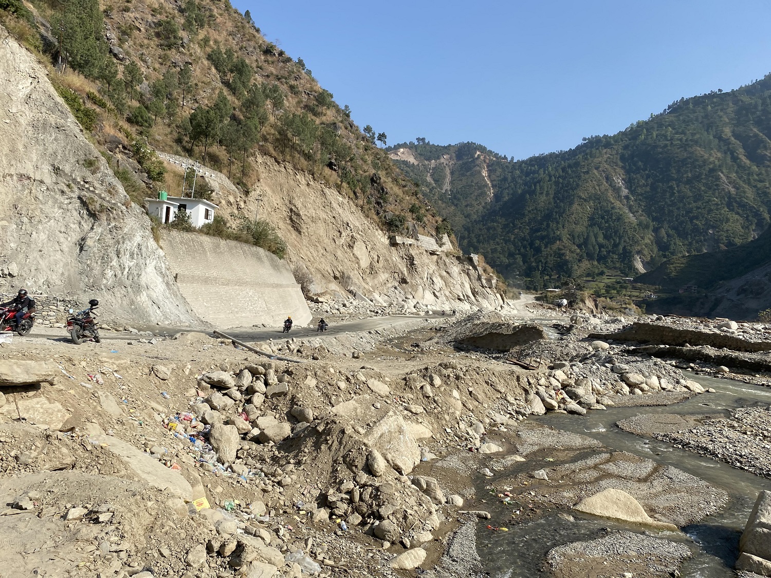 बाढीले क्षतिग्रस्त बिपी राजमार्ग : चार खण्डमा पुनर्निर्माण हुँदै