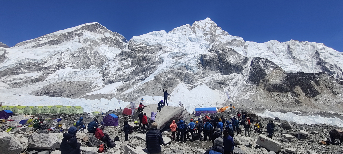 सगरमाथा बेसक्याम्पमा विलासी सामान प्रयोगमा रोक लगाउँः सरोकारवालाहरु