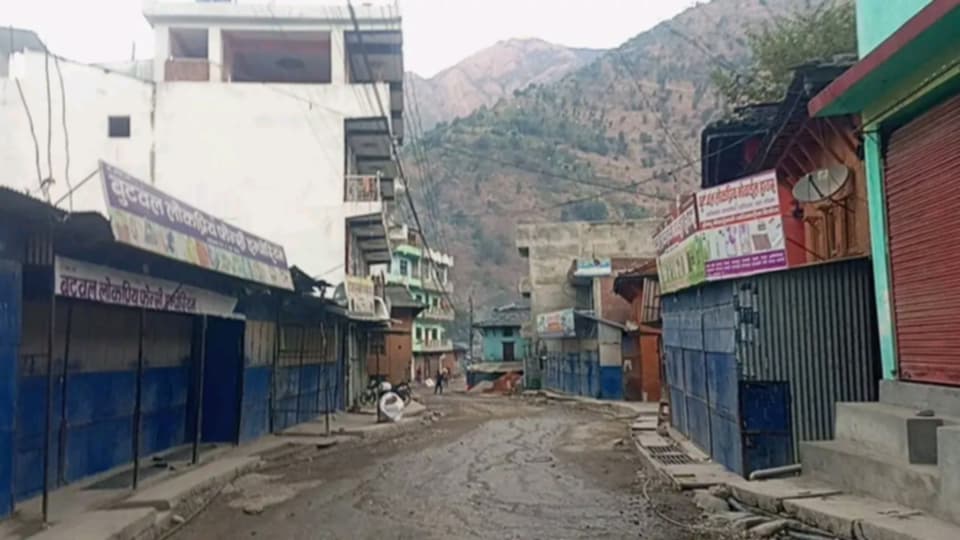 कर कार्यालयको टोली आएपछि पसल बन्द