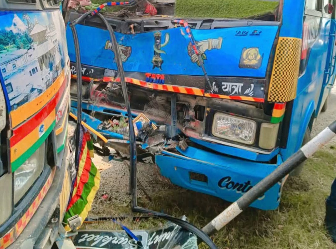 बस र ट्रक ठोक्किँदा १० जना घाइते