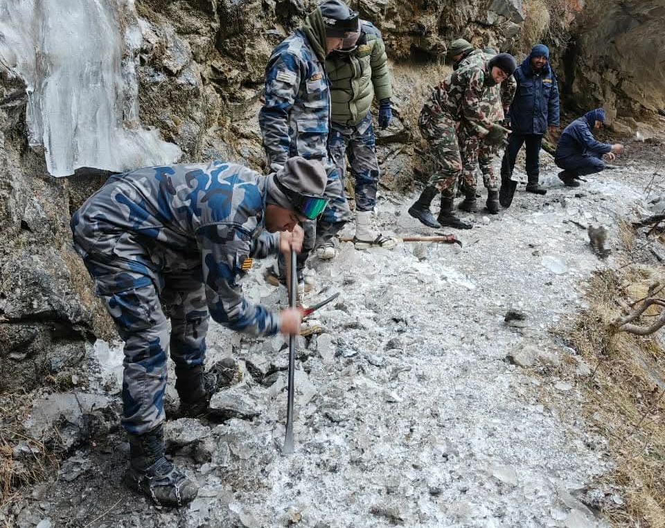 पाँच दिनको प्रयासमा हटाइयो मनाङको नार्पाभूमि गाउँपालिकास्थित विभिन्न स्थानको हिउँ