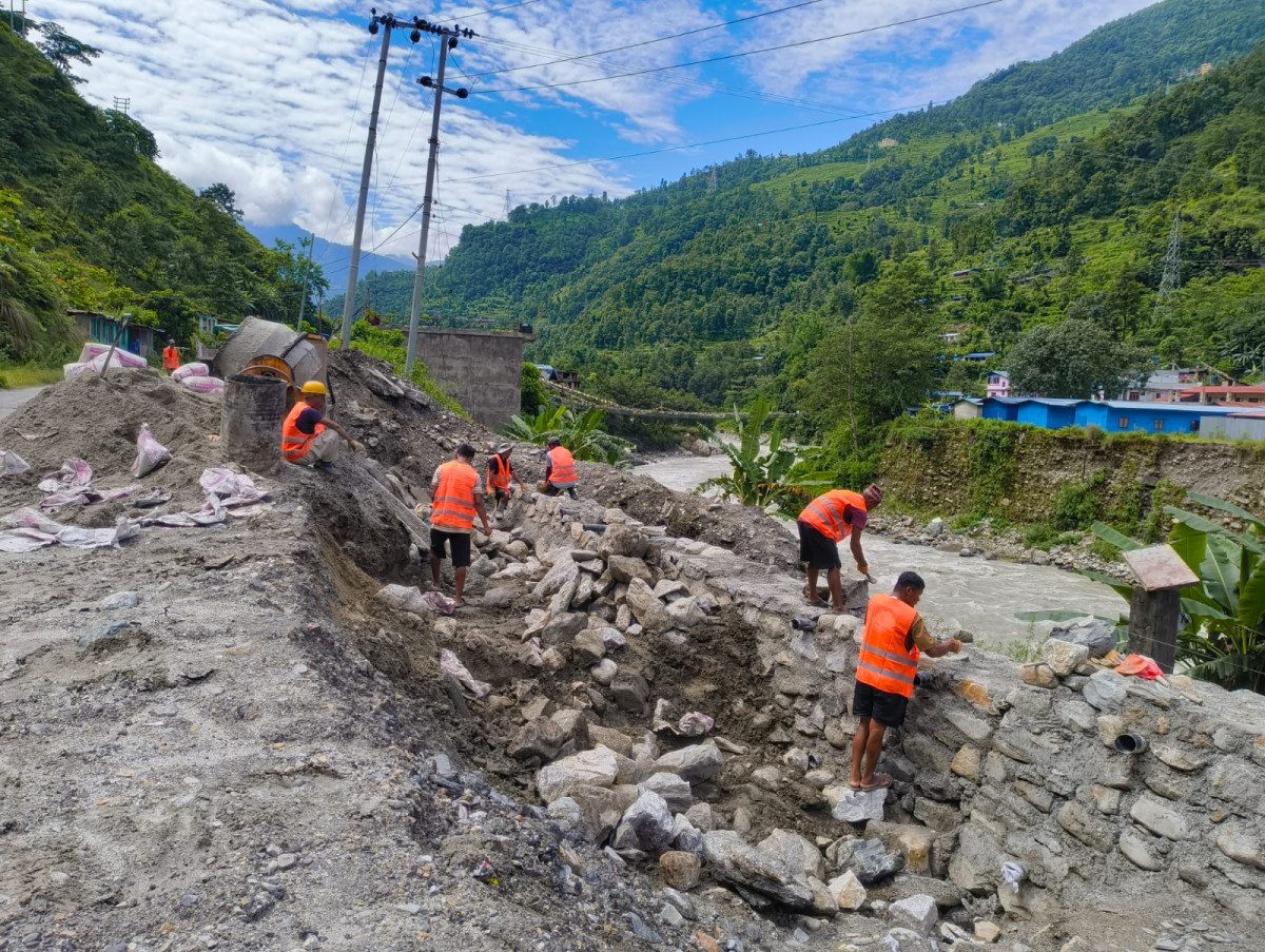 कोदारी राजमार्ग १० दिनदेखि अवरुद्ध, स्थानीय आक्रोशित