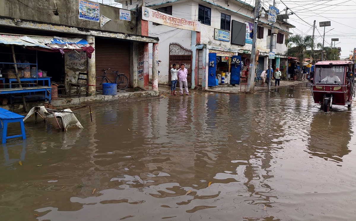 वर्षाले जलेश्वर जलमग्न