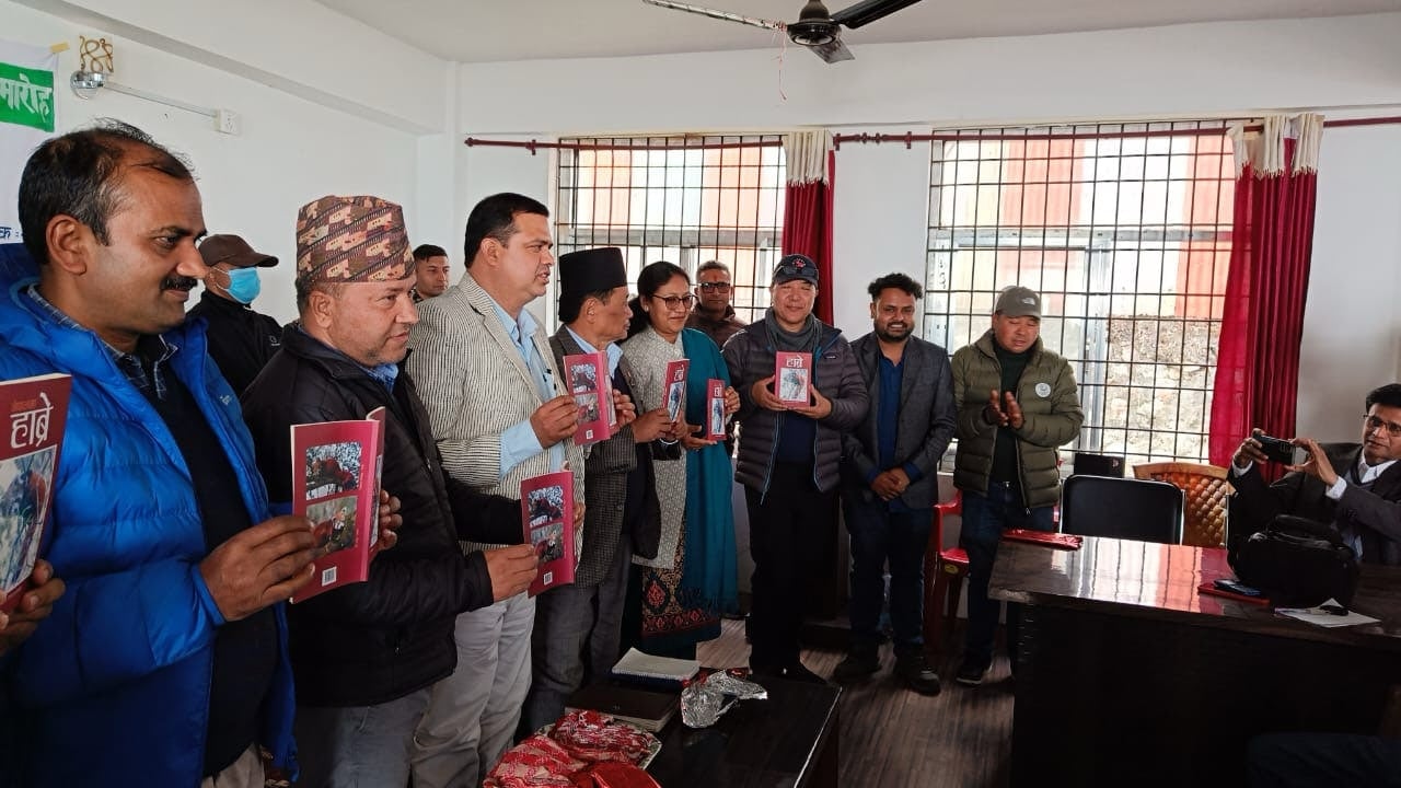 पाँचथरका पत्रकार बास्कोटाको पुस्तक बजारमा