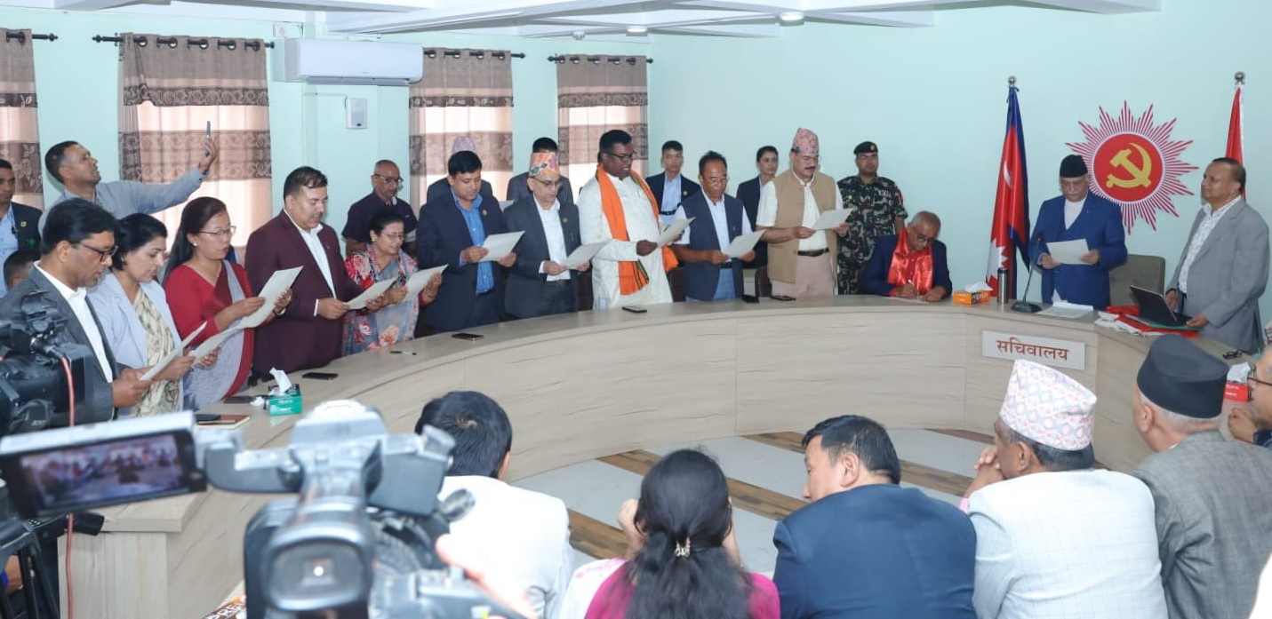 एमाले केन्द्रीय सदस्यमा मनोनीत १७ जनासहित उपाध्यक्ष बरालले लिए शपथ