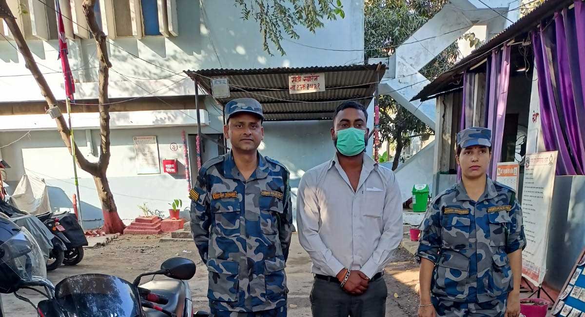 १० लाख रुपैयाँसहित पक्राउ