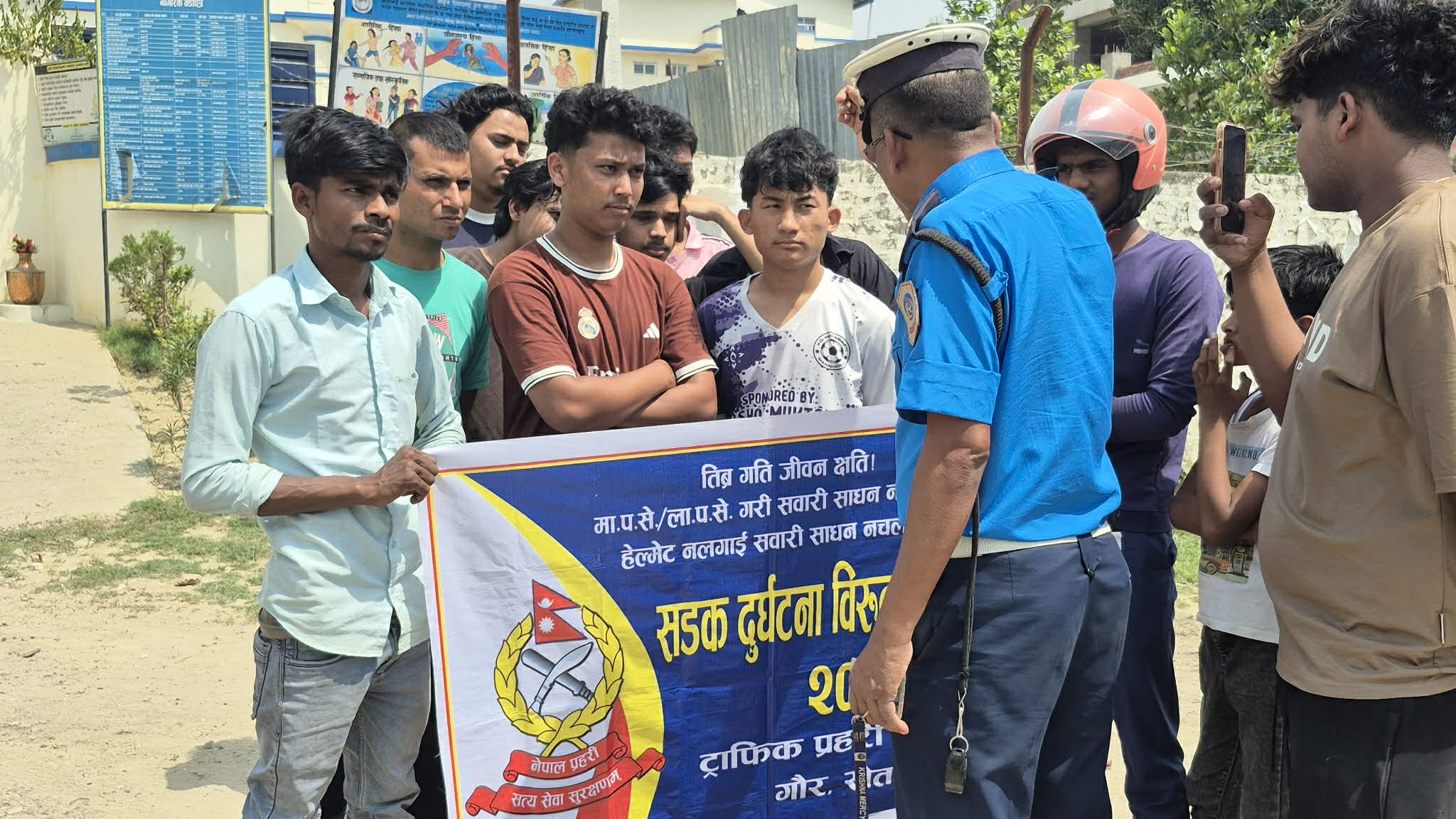 ​सडक सुरक्षाप्रति कडाइः कागजात नभएका टेम्पो र अटो रिक्सा ट्राफिकको नियन्त्रणमा