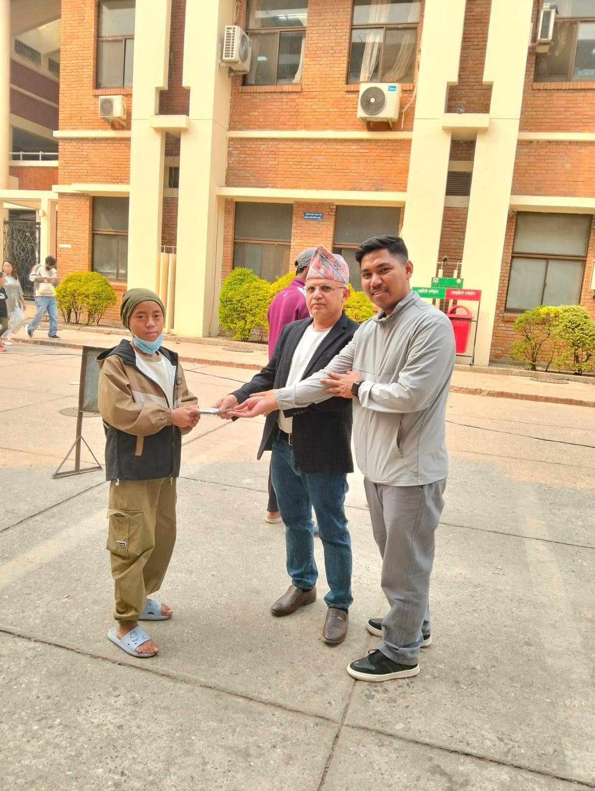 हरिनास गाउँपालिका इकाई कतारद्वारा बिरामीलाई नगद सहयोग