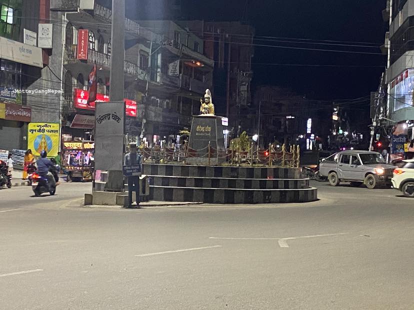 प्रदेश राजधानी सुर्खेतमै छैनन् ट्राफिक लाइटः प्रहरीको इसारा र सिट्टीकै भरमा सवारी