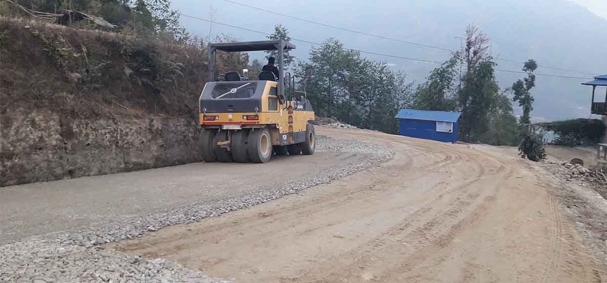 मध्यपहाडी लोकमार्गः हरिचोक–याम्दीखण्ड कालोपत्र गरिँदै