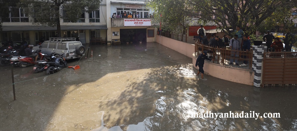 मेलम्ची खानेपानीको पाइप फुट्दा बबरमहल जलमग्न