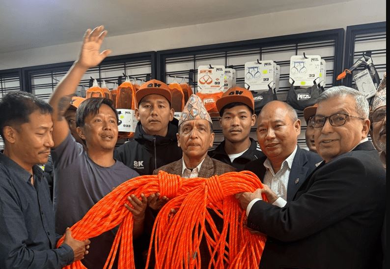 सगरमाथालगायत हिमालमा डोरी टाँग्न खटिए दक्ष आरोही