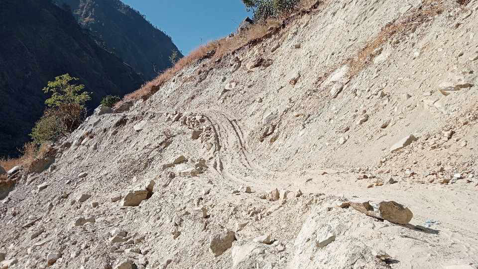 पहिरोले हुम्लाको खच्चा सडक अवरुद्ध