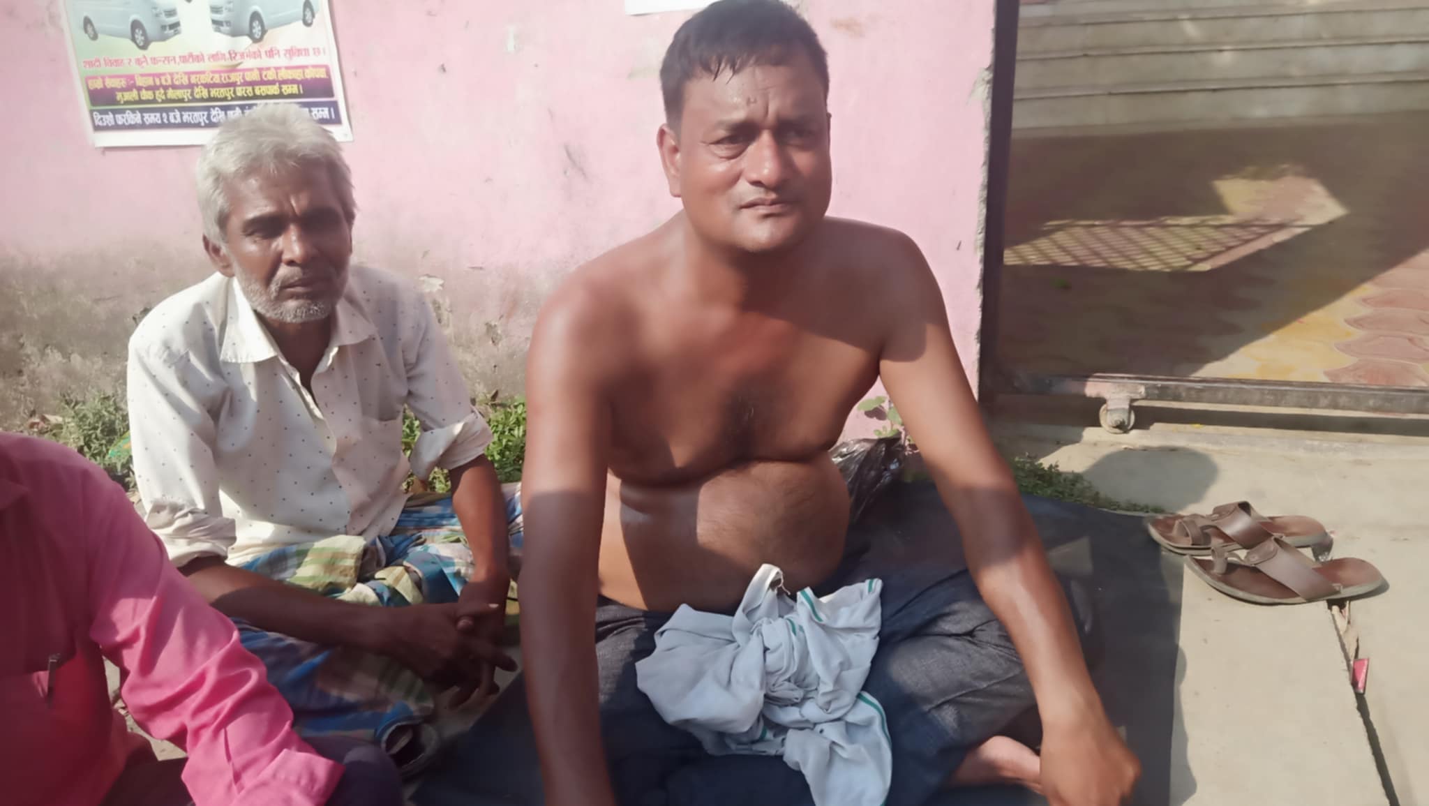 नगरपालिकाको गेट अगाडि अर्धनग्न अनशन