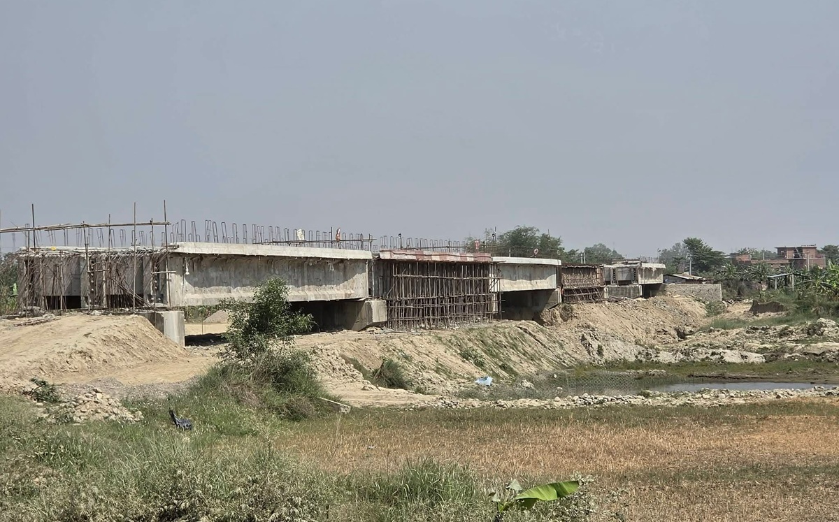 लालबकैया नदीमा निर्माणाधीन पुलको कामले लियो गति