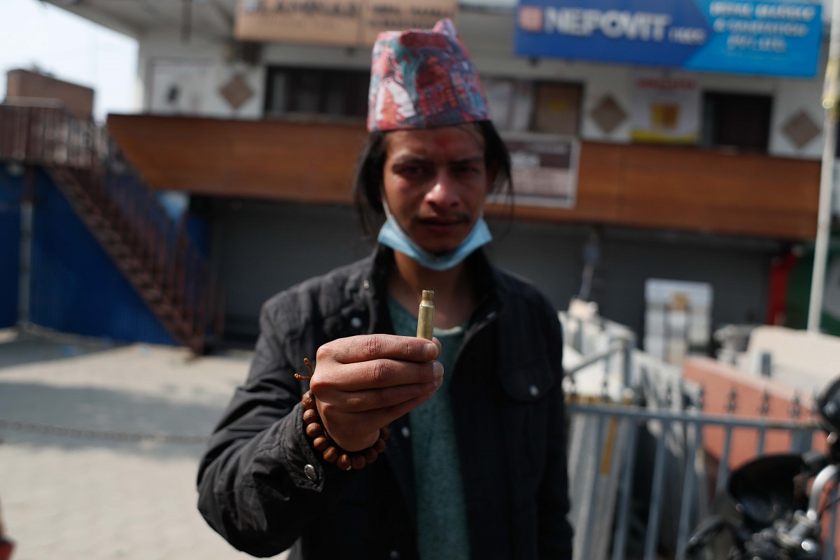 तीनकुनेमा प्रहरीले चलायो रबरको गोली