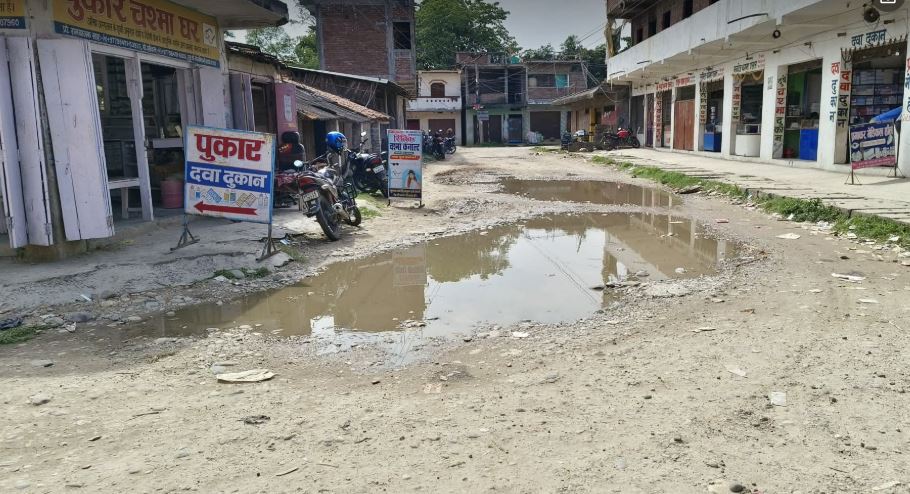 गौर आँखा अस्पताल जाने मुख्य सडक जलमग्न, बिरामी र स्थानीयलाई सास्ती